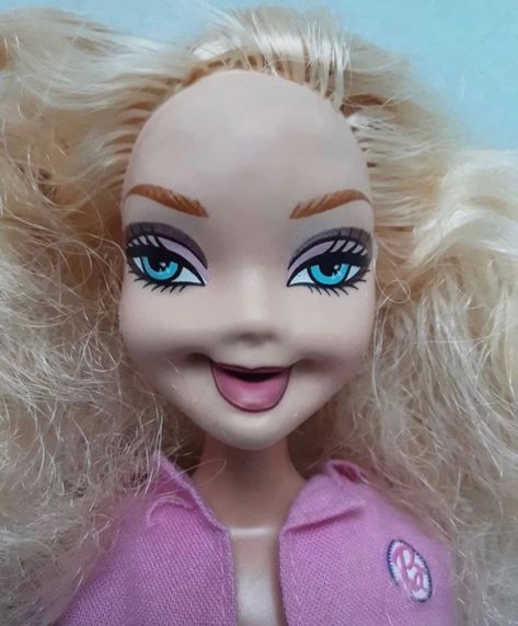 Barbie Funny Face, Doll Memes Funny, Barbie Funny Pictures, Funny Barbie Pics, Cursed Barbie, Barbie Mala, Humor Barbie, Ugly Meme, Crazy Barbie