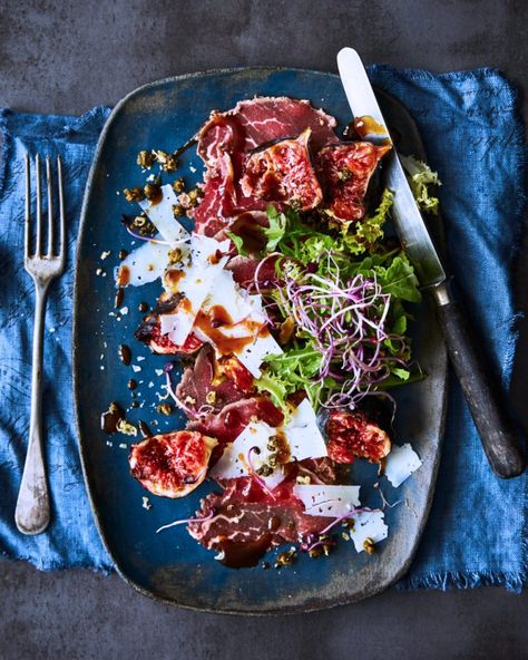 Beef carpaccio salad with fresh figs - delicious. magazine Venison Carpaccio Recipe, Starters Recipes Dinner Party, Vegetable Carpaccio, Beef Carpaccio Fine Dining, Steak Carpaccio, Beef Carpaccio Salad, Beef Carpaccio Recipe, Carpaccio Recipe, Beef Carpaccio