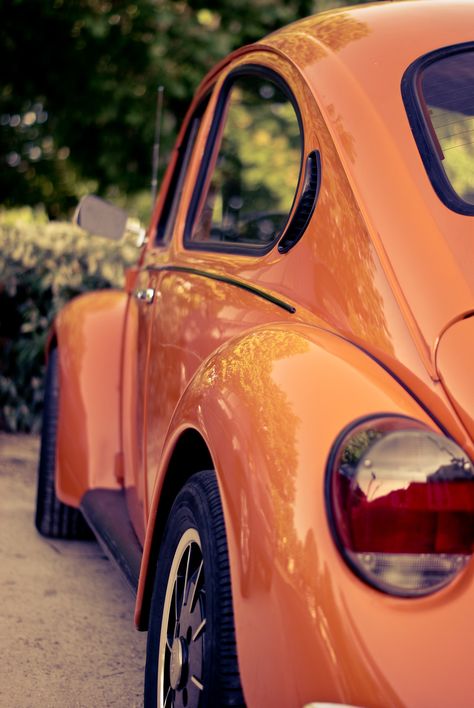 Thanks to @GuillaumeLorain for making this photo available freely on @unsplash 🎁 Orange Car, Wallpaper Retro, Vw Beetle Classic, Vw Vintage, Image Swag, Orange Aesthetic, Vw Bug, Photo Challenge, Car Photography