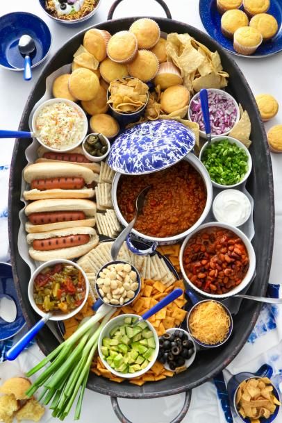 Halloween Chili Charcuterie Board, Chili Dog Party Ideas, Chilli Charcuterie Board Ideas, Chili Bar Ideas Fall Party, Chili Dog Bar Ideas, Chilli Charcuterie Board, Chilicuterie Board, Chili Boards, Lunch Bar Ideas