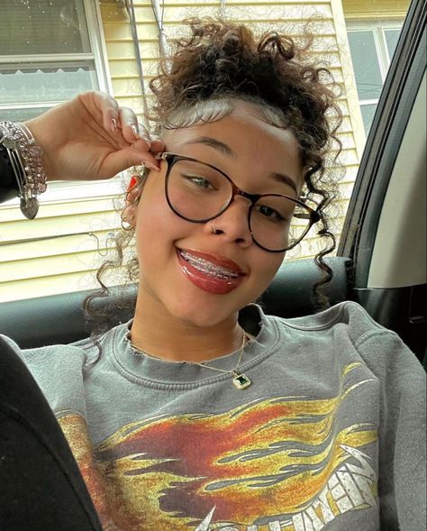 Puff Natural Hairstyles, Braces For Teeth, Pink Braces, Jewelry Teeth, Braces Colors Ideas, Braces And Glasses, Girls With Braces, Dramatic Edges