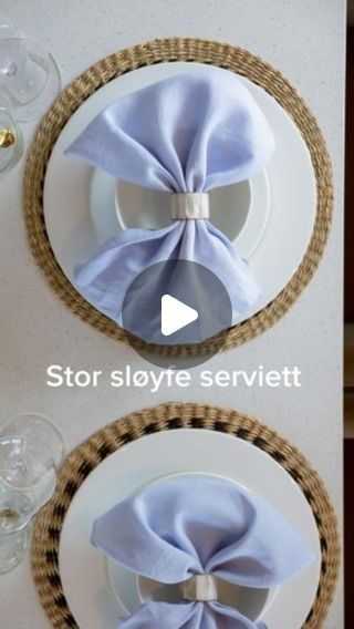 Mona litland on Instagram: "BIG BOW🎀 er ikke denne fin vel!!! 🤩🤩 
 Stoffservietter kan virkelig gi en WOW faktor til bordet. Og jeg elsker sløyfer!!! 
.
.
.
.
.
.
#napkins #serviett #napkinsfolding #tablesetting #tabledecor #tablescapeinabox #borddekking #fest #party #rose #serviette #holiday #interiør #design #rosé" Paper Napkin Folding Bow, Napkin Fold With Ring, Serviette Folding, Paper Napkin Folding Ideas, Napkins Folding, High Wine, Table Scaping, Easy Napkin Folding, Napkin Ideas