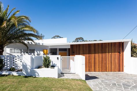 Palm Springs Exterior, Palm Springs Design, Spring Architecture, Eco Outdoor, Palm Springs House, Coastal Landscaping, Street Building, Palm Springs Home, Crazy Paving