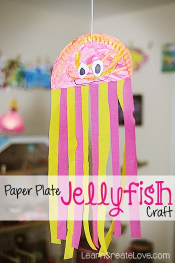 { Paper Plate Jellyfish Craft }Students make this craft, Hang at various heights from the ceiling and put fic and non-fic books display underneath. Turkey Names, Stick Reindeer, Scene Crafts, Easy Christmas Crafts For Toddlers, Shoebox Project, Paper Plate Jellyfish, Diarama Ideas, Thanksgiving Activities Preschool, Fall Sensory