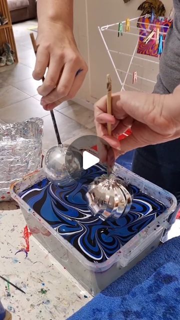 Art Satisfying, Paint Dipping, Marbling Art, Hydro Dipping, Water Marbling, Xmas Baubles, Marble Painting, So Satisfying, Marble Art