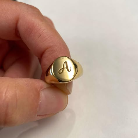 Pinky Ring Gold, Engraved Rings Personalized, Signet Ring Women, Engraved Signet Ring, Family Crest Rings, Pinky Signet Ring, Ring Initial, Gold Pinky Ring, Signet Rings Women