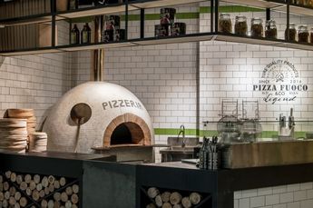 Woodfire Pizza Oven Restaurant, Small Pizza Restaurant Design, Pizza Parlor Interior, Pizza Counter Design, Pizza Kitchen Design, Small Pizzeria Design Interior, Pizzeria Design Interior, Pizza Restaurant Design Interior, Pizza Restaurant Design