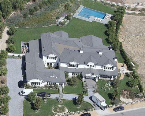 Kylie Jenner House Kylie Jenner New House, Celebrity Houses Mansions, Kris Jenner House, Kylie Jenner House, Kylie Jenner News, Malibu Mansion, Jenner House, Dream Mansion, Hidden Hills