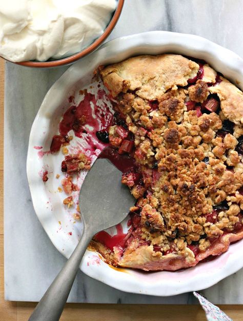 Rhubarb+Plum+Crumble+Pie Flapper Pie, Plum Crumble, Crumble Pie, Pie Thanksgiving, Rhubarb Crisp, Rhubarb Crumble, Pie Party, Fruit Pies, Pie Crumble