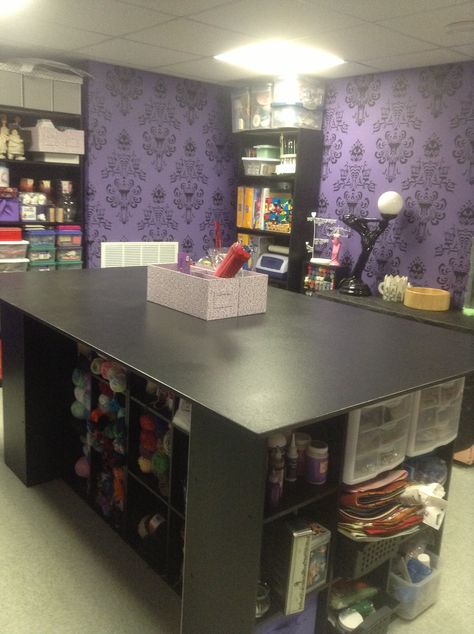 Haunted Mansion craft room! Ohhhhhhhhh this is happening!!! Gothic Sewing Room, Purple Craft Room, Gothic Craft Room, Disney Craft Room, Goth Craft Room, Dark Craft Room, Moody Craft Room, Closet Diy Organization, Haunted Mansion Room