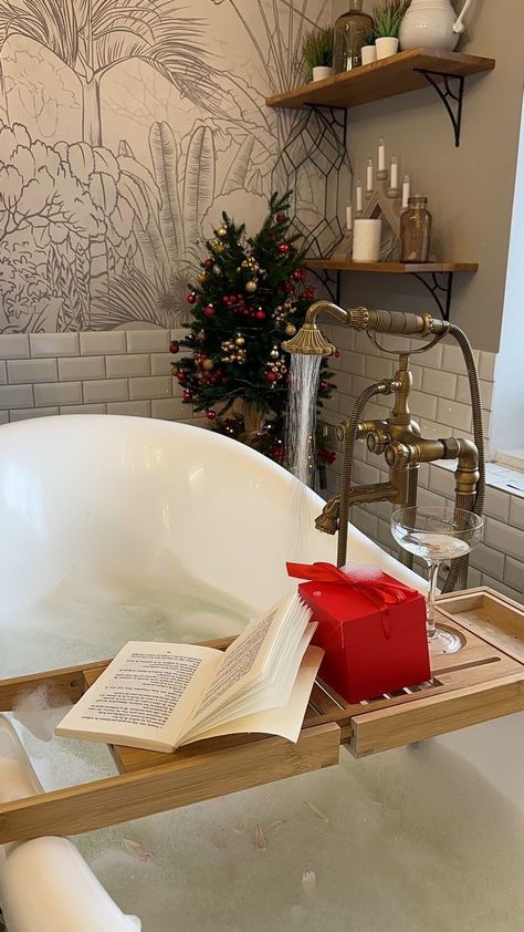 Christmas Shower Aesthetic, Christmas Bath Aesthetic, Rich Christmas Aesthetic, Christmas Shopping Aesthetic, Clean Girl Christmas, Home Decorations Ideas, Beige Christmas, Christmas Home Decorations, Christmas Shower