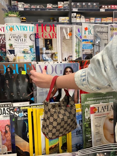 Magazine Store Aesthetic, Vogue Whats In My Bag, Aesthetic Professional Photography, Magazine Stand Photoshoot, Magazine Stand Aesthetic, Magazine Photoshoot Aesthetic, Moodboard Photoshoot Ideas, Purse Photoshoot Ideas, Vogue Magazine Aesthetic