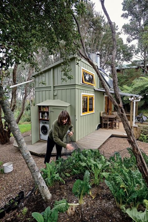 152_TinyHouses_01 Tiny House With Garden, Tiny House With Courtyard, Concrete Tiny House, Tiny House Exterior, Beautiful Cabins, Tiny House Inspiration, Cottage In The Woods, Modern Tiny House, Casa Container