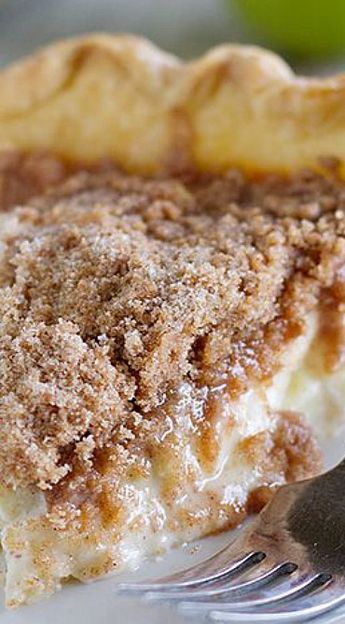 Sour Cream Apple Pie ~ Apples are combined with a spiced sour cream mixture, then topped with lots of crumbly streusel Apple Pie Apples, Sour Cream Apple Pie, Apple Pie Recipe, Cake Mug, Perfect Pies, Sweet Pie, Apple Pie Recipes, A Piece Of Cake, Delicious Pies