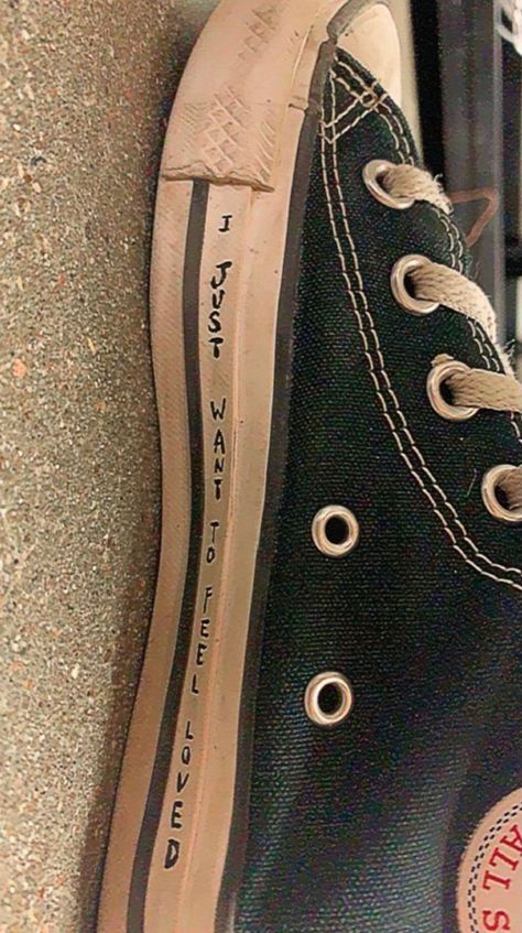 Words On Converse, Things To Draw On Ur Shoes, Things To Write On Converse, Writing On Converse, Converse Drawing Ideas, Things To Draw On Converse, Converse Decorated, Shoe Writing, Converse Drawings