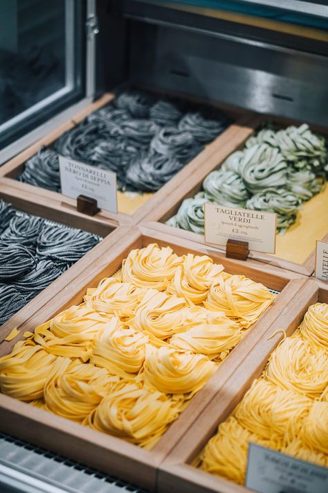 pasta Eataly London, Italian Pasta Restaurant, Pasta Market, Pasta To Go, Bakery Concept, Ideas Para Negocios, Italian Food Restaurant, Pasta Shop, Pasta Restaurants