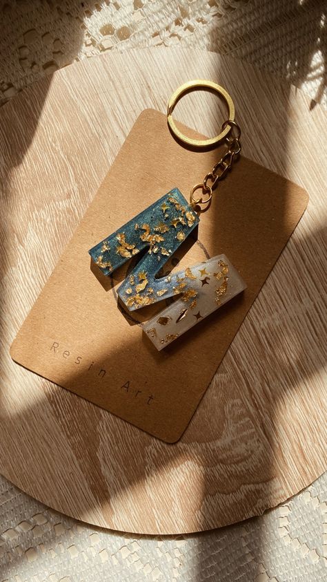 #resin #art #keychain #gold #letter #blue Resin Work Ideas, Resin Art Keychain Ideas, Resin Art Keychain Letters, Resin Products Ideas, Resin Keychain Ideas, Resin Jewelry Ideas, Resin Gift Ideas, Resin Art Keychain, Resin Idea