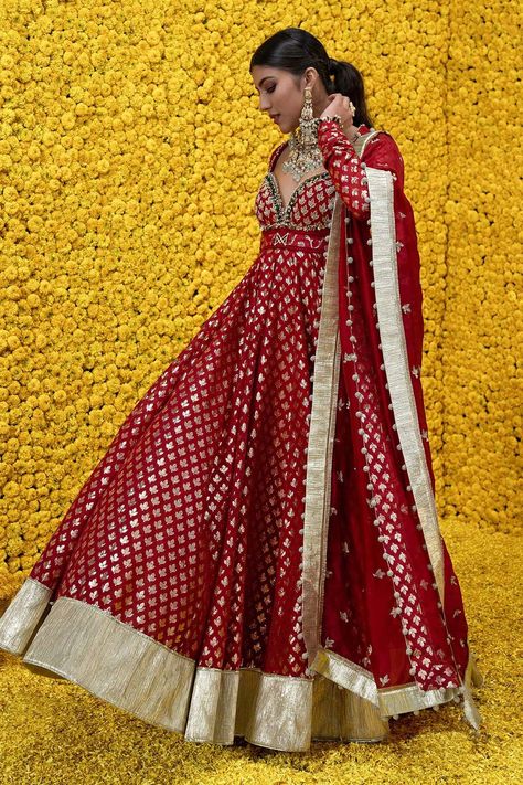 Banarsi Anarkali, Chanderi Anarkali, Shaadi Outfits, Mahima Mahajan, Mm Logo, Anarkali With Dupatta, Indian Fashion Trends, Anarkali Dress Pattern, Red Lehenga