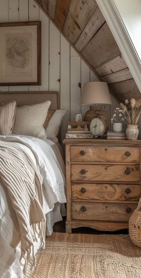 Farmhouse Bedroom Dresser Decor, Country Style Bedroom Ideas, Lush Bedding, Small Cottage Bedroom, Modern Country Bedrooms, Country Style Bed, English Cottage Bedroom, Cottage Style Bedrooms, Country Cottage Bedroom