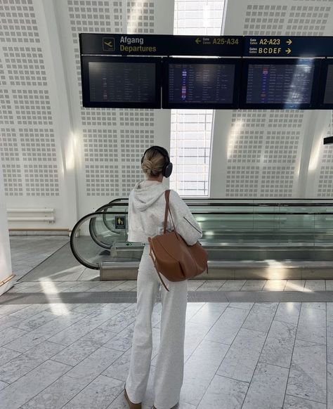 Airport Vibes, Airport Outfit Summer, Airport Aesthetic, Airport Fits, Airport Outfits, Airport Travel, Airplane Mode, Mode Inspo, Lily Collins