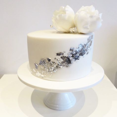 Silver Leaf and Sugar Roses Cake White And Silver Cake Design, Silver Leaf Cake, Silver Cake Decorations, Cake Silver Birthday, Silver And White Birthday Cake, Silver Cake Ideas, Silver White Cake, White And Silver Cake, Silver Anniversary Cake