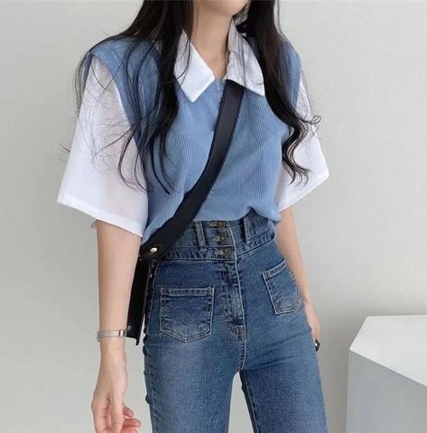 Korean Outfit Girl, Korean College Fashion, Korean Blouses, Korean College, Preppy Shorts, Outfits Petite, Street Style Summer, 2022 Trends, Current Fashion