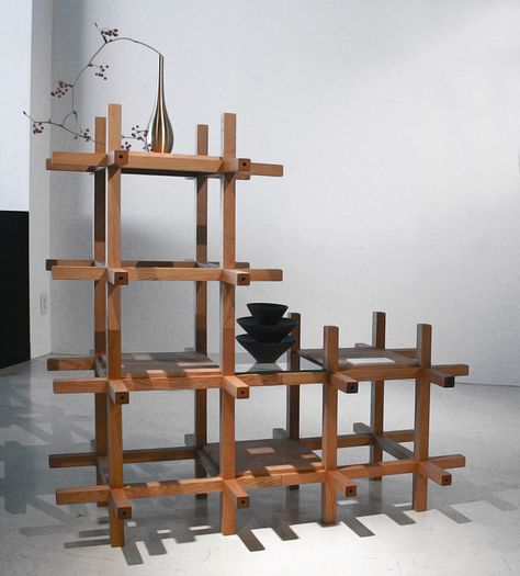 Chidori furniture, is based on an old japanese toy. the wood planks are connected through a joint system  allowing them to stay together even without the use of nails or glue. Japanese Furniture Design, Japanese Joinery, Kengo Kuma, Japanese Furniture, Wood Joints, Wood Joinery, Japanese Interior, Wooden Shelf, Design Del Prodotto