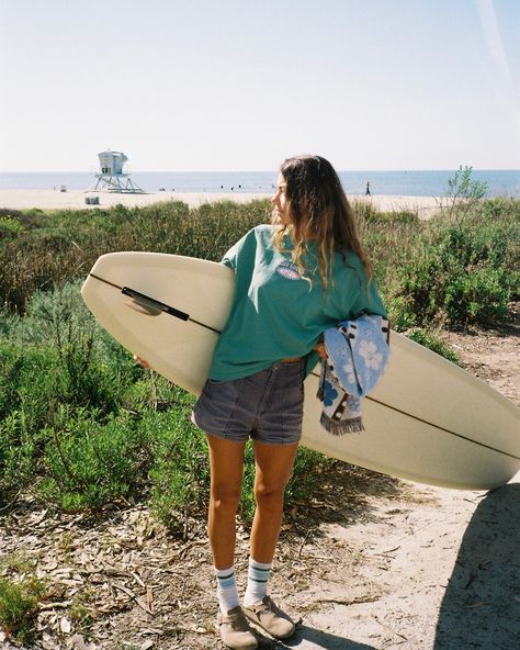 Surfer Girl Aesthetic Outfit, Surfer Character Design, Surf Style Outfits, Surfer Fits, Surf Girl Outfits, Surfer Style Outfits, Baggy Summer Outfits, California Beach Girl, Chill Summer Outfit