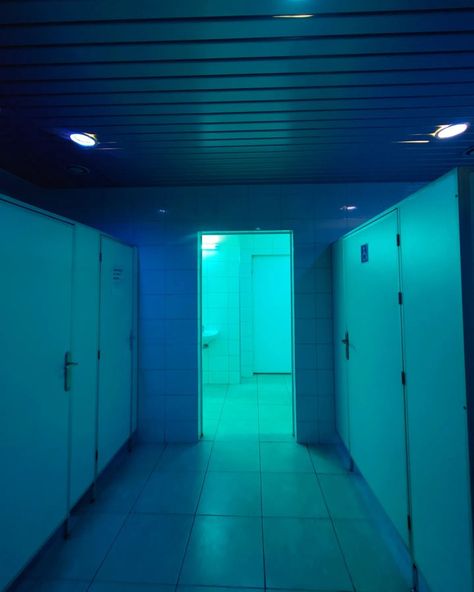 blue neon bathroom that looks like a backroom level Blue Backrooms Aesthetic, Blue Ambient Lighting, Neon Blue Room, Liminal Bathroom, Blue Horror Aesthetic, Bathroom Grunge, Blue School Aesthetic, Ambient Bathroom, Portal Aesthetic