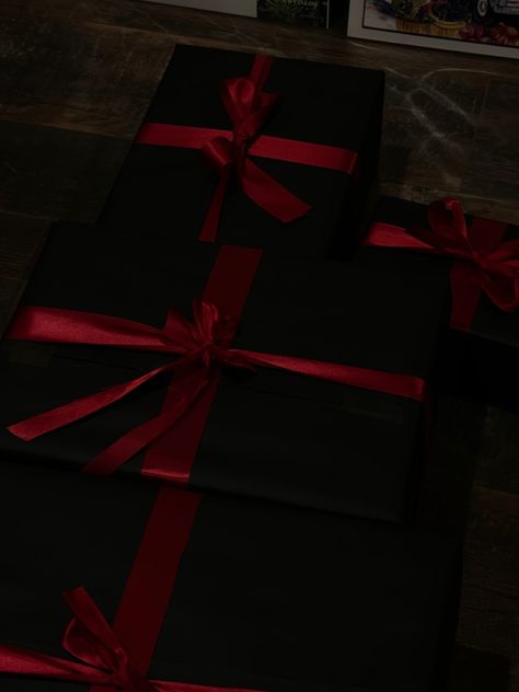 Monochrome Wrapping Paper, Red Wrapped Presents, Black And Red Gift Box Ideas, Black And Red Wrapping Christmas Gifts, Black White And Red Christmas Wrapping, Black And Red Christmas Wrapping, Black Wrapped Gifts, Christmas Wrapping Ideas Aesthetic, Black And Red Gift Wrapping Ideas