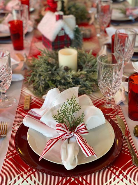 Xmas Centerpieces Dinner Tables Elegant Christmas, Xmas Tablescape Ideas, Bow Christmas Table Decor, Christmas Table Settings 2023, Christmas Garland Table Runner, Christmas Tablescapes Round Table, Christmas Party Tablescapes, Christmas Table Settings Round Tables, Christmas Dinner Table Settings Simple