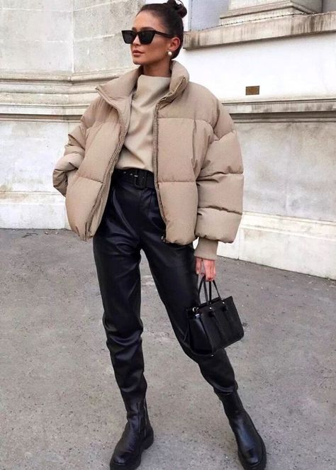 Winter Outfits 2024, Winter Outfits For Women, Ripped Jeans Women, Comfy Outfits Winter, Classy Winter Outfits, Stylish Winter Outfits, Trendy Outfits Winter, Cold Outfits, Trendy Sweaters