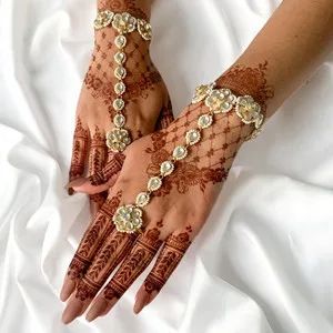 Indian Hand Jewelry, Vintage Indian Jewelry, Bridal Jewelry Sets Brides, Kundan Jewellery Bridal, Indian Bridal Jewelry Sets, Antique Jewellery Designs, Fancy Jewellery Designs, Hand Accessories, Indian Bridal Jewelry