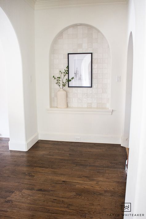 Hallway Cutout Ideas, Niche Design Wall Living, Efficiency Aesthetic, Hallway Niche Ideas, Wall Niche Entryway, Living Room Niche Ideas, Bookshelf Hallway, Wall Alcove Ideas, Arched Niche In Wall