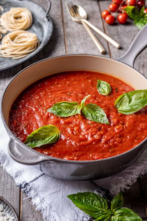 Sugo di Pomodoro (Classic Italian Tomato Sauce Recipe) Italian Sunday Sauce Recipes, Pomodoro Sauce Recipe Italy, Italian Pomodoro Sauce, Best Pomodoro Sauce, Sugo Sauce Recipe, Italian Tomato Sauce Recipe, Sugo Sauce, Sugo Recipe, Italian Red Sauce