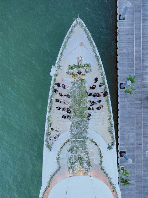 Miami Yacht Wedding – Marcy Blum Boat Wedding Decorations, Yacht Wedding Decor, Catamaran Wedding, Boat Wedding Ideas, Yacht Wedding Reception, Wedding On A Boat, Wedding Presentation, Miami Yacht, Sailboat Wedding