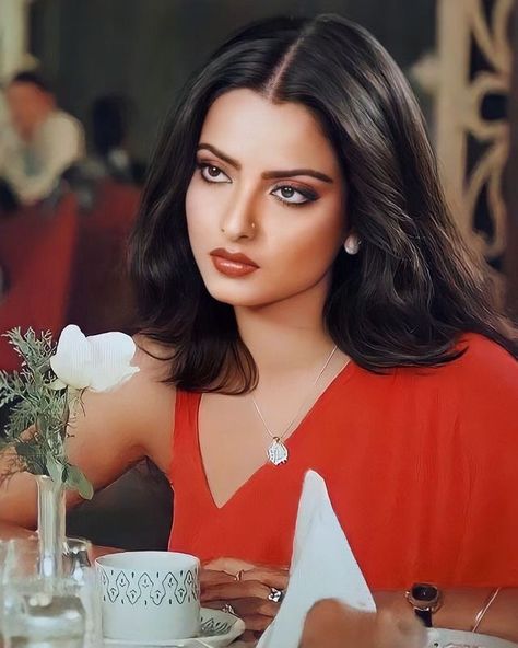 Teri Baahon Mein Hain Jaanam Mere Jism-o-Jaan Pighalte… Rekha ❤️ #BollywoodActress #muvyz #muvyz032822 Rekha Silsila, Rekha Aesthetic, South Asian Makeup, South Asian Women, Rekha Actress, Bollywood Makeup, 90s Bollywood Aesthetic, Retro Bollywood, 90s Bollywood