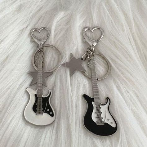 Y2k Guitar, Guitar Keychain, Guitar Keys, Rock Y2k, Harajuku Aesthetic, Matching Keychains, Car Key Ring, Keychain Accessories, Punk Vintage