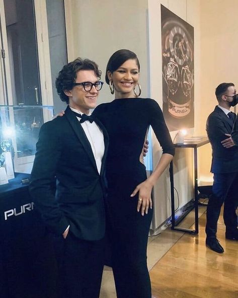 @iconicpairings on Instagram: “Ballon d‘Or impressions ✨” Tom Hallond, Zendaya Spiderman Homecoming, Spiderman Cast, Mj And Peter, Taller Girlfriend, Zendaya Tom Holland, 3 Spiderman, Tom Zendaya, Soul Train Awards