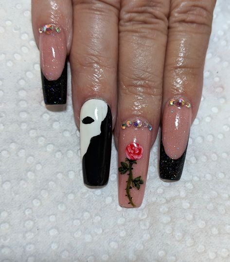 Phantom Of The Opera Nails Art, Phantom Of The Opera Acrylic Nails, Mascarade Nail Designs, Masquerade Acrylic Nails, Phantom Of The Opera Nail Ideas, Six The Musical Inspired Nails, Mascarade Nails, Broadway Nails Designs, Movie Theme Nails