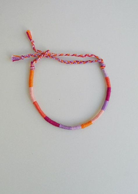 Bracelet For Friends, Thread Wrapped Bracelets, Bijoux Piercing Septum, Bracelet Cotton, Simpul Makrame, String Bracelet Patterns, Yarn Bracelets, Cute Friendship Bracelets, Bracelet Inspo