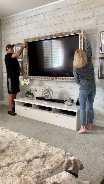 Beautiful DIY Ornate TV Frame - Designs by Jeana Frame Around Tv, Cornice Tv, Picture Frame Tv, Decor Around Tv, Tv Frames, Custom Framed Art, Tv Ideas, Hidden Tv, Tv Covers