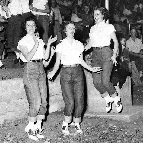 1950s fun! Teenage girls in jeans and saddle shoes. #1950s #50sfashion #saddleshoes 50s Teenagers, 1950s Teenagers, 1950s Pants, 1950s Girls, 1950s Fashion Women, Teddy Girl, 50s Outfits, 1940s Fashion, Moda Vintage