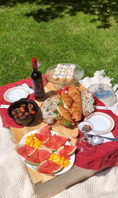 Aesthetic Sandwich, Charcuterie Food, Healthy Picnic, Picnic Date Food, Fruit Sushi, Date Food, Picnic Sandwiches, Picnic Snacks, Picnic Inspo