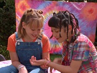 Hilary Duff as Lizzie McGuire & Lalaine as Miranda Sanchez Lizzie Mcguire Outfits, 2000s Hair, 2000s Hairstyles, 90s Grunge Hair, Lizzie Mcguire Movie, Y2k Hairstyles, Early 2000s Fashion, Emo Kid, 90s Hairstyles