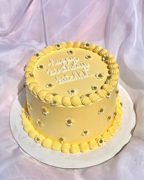 roz • custom cakes LA shared a post on Instagram: "happy birthdayyyyy . . . . . #yellowcake #buttercream #buttercreamcake #cottagecore #cottagecoreaesthetic #chamomileflowers #cakeinspo". Follow their account to see 98 posts. Yellow Cakes Decoration, Lemon Birthday Cakes, Amazing Cake Decorating, Birthday Cake For Mom, Yellow Birthday, Custom Birthday Cakes, Mini Cakes Birthday, Birthday Cakes For Women, Cake Decorating Ideas