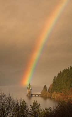 Lake Vyrnwy, Wales. Rainbow Photos, Sky Gazing, Rainbow Lake, Magic Rainbow, Chasing Rainbows, Rainbow Rain, God's Promise, Rainbow Sky, Rainbow Card