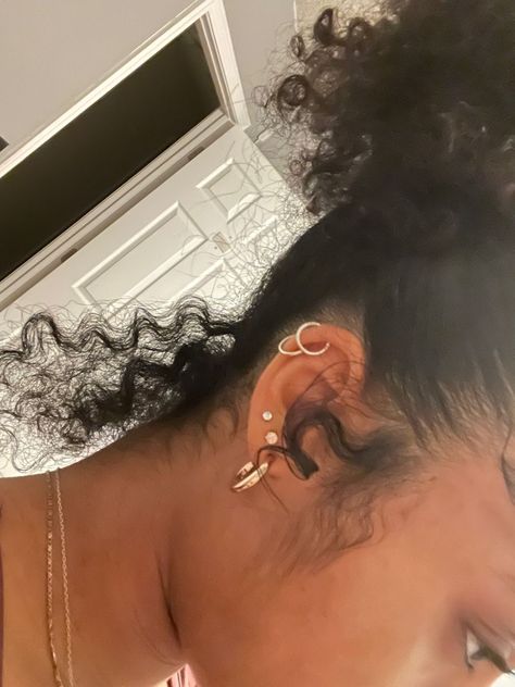 Ear Peircings, Piercings Ideas, Cute Nose Piercings, Divine Feminine Energy, Pretty Ear Piercings, Cool Ear Piercings, Cool Piercings, Cute Ear Piercings, Cute Piercings