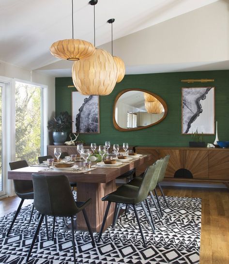 30 Dark Green Accent Wall Ideas - Foter Midcentury Dining Room, Mcm Dining Room, Bright Dining Rooms, Dining Room Accent Wall, Mid Century Dining Room, Eclectic Dining Room, Green Accent Walls, Boho Dining Room, Mid Century Modern Dining Room