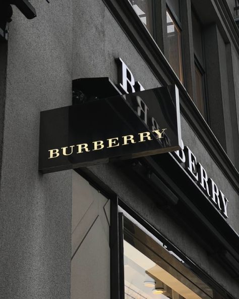 Burberry London Aesthetic, Burberry Aesthetic Wallpaper, Brands Aesthetic Wallpaper, Luxury Brands Aesthetic Wallpaper, Luxury Brands Aesthetic, Burberry Aesthetic, Dream Lifestyle Motivation, Brands Aesthetic, Im Rich